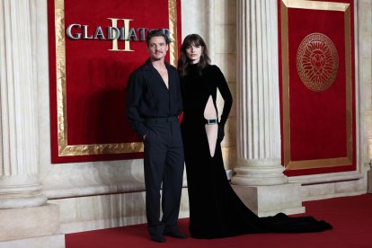 El actor chileno Pedro Pascal junto a su hermana Lux Pascual en la premiere global de Gladiator II.