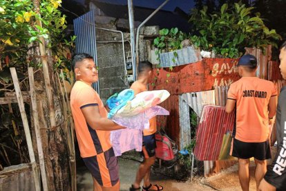 Catanduanes Province (Philippines), 22/11/2024.- A handout photo made available by the Philippine Coast Guard (PCG) shows PCG personnel helping residents evacuate in anticipation of typhoon Man-Yi in Catanduanes province, Philippines, 15 November 2024 (issued 16 November 2024). The Philippines' weather bureau forecasts the center of Typhoon Man-Yi to be 120 kilometers east of Catanduanes province and could make landfall in the Bicol region during the weekend, prompting local government units in the typhoon's projected path to encourage residents to evacuate to safe facilities and take precaution against possible floods and strong winds. (Inundaciones, Filipinas) EFE/EPA/PHILIPPINE COAST GUARD / HANDOUT HANDOUT EDITORIAL USE ONLY/NO SALES