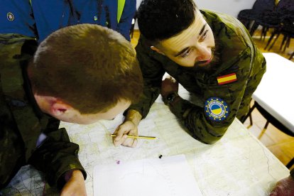 Un soldado español y otro ucraniano analizan un mapa.