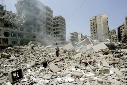 Una calle llena de escombros al sur de Beirut, en una imagen reciente. EFE/Ali Haidar