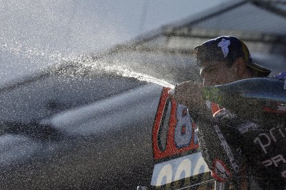 El español Jorge Martín celebra tras su conquista del Campeonato del Mundo al quedar tercero en el Gran Premio Barcelona Solidaridad de MotoGP celebrado en el circuito de Montmeló, este domingo. EFE/ Alberto Estévez