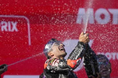 El español Jorge Martín celebra tras su conquista del Campeonato del Mundo al quedar tercero en el Gran Premio Barcelona Solidaridad de MotoGP celebrado en el circuito de Montmeló, este domingo. EFE/ Alejandro Garcia