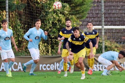 Antón Escobar, en primer plano, en un lance del partido ante el Celta Fortuna en Barreiro.