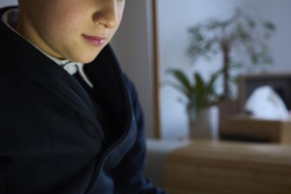 Un niño maneja un ordenador en su habitación . EFE/ ADRIÁN RUIZ HIERRO