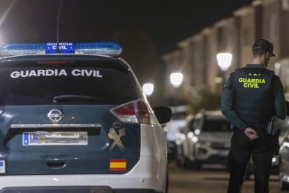 Fotografía de lugar donde un hombre y una mujer han sido hallados sin vida en el interior de su domicilio en Pantoja (Toledo) con signos de criminalidad, este domingo. EFE/ Ángeles Visdómine