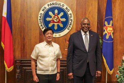 El presidente de Filipinas, Ferdinand Marcos Jr. (izquierda), junto al secretario de Defensa de Estados Unidos, Lloyd Austin III (derecha), durante la visita del norteamericano al país asiático.
                      EFE/EPA/GERARD CAREON / POOL