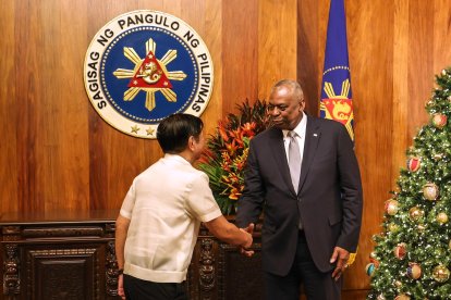 El presidente de Filipinas, Ferdinand Marcos Jr. (izquierda), junto al secretario de Defensa de Estados Unidos, Lloyd Austin III (derecha), durante la visita del norteamericano al país asiático.
                      EFE/EPA/GERARD CAREON / POOL