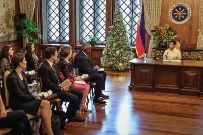 El presidente de Filipinas, Ferdinand Marcos Jr. (derecha), junto al secretario de Defensa de Estados Unidos, Lloyd Austin III (izquierda), conversan durante la visita del norteamericano al país asiático.
                       EFE/EPA/GERARD CAREON / POOL