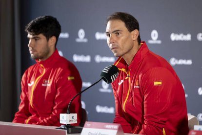 Rafa Nadal junto a Carlos Alcaraz en la previa de la Copa Davis