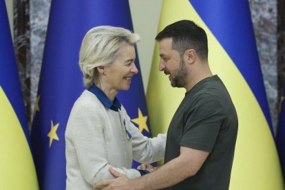 El presidente ucraniano, Volodímir Zelenski, y la presidenta de la Comisión Europea, Ursula Von der Leyen, se dan la mano durante su conferencia de prensa conjunta en Kiev, el 20 de septiembre de 2024 (reeditada el 18 de noviembre de 2024). EFE/EPA/SERGEY DOLZHENKO