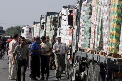 Camiones con alimentos en la frontera de Israel con la Franja de Gaza en una imagen de archivo. EFE/Ali Ali