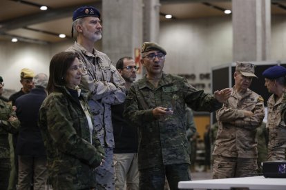 El rey Felipe VI acompañado de la ministra de Defensa, Margarita Robles, en su recorrido por la base logística principal del Ejército de Tierra instalada en Feria Valencia. EFE/Manuel Bruque