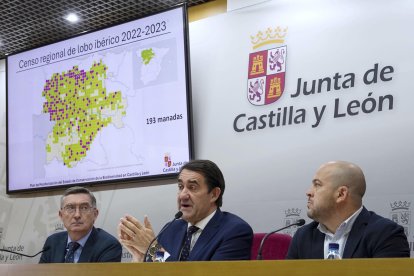 El consejero de Medio Ambiente, Vivienda y Ordenación del Territorio de la Junta de Castilla y León, Juan Carlos Suárez-Quiñones (c), presenta los datos del censo del lobo, este martes en Valladolid. EFE/Nacho Gallego