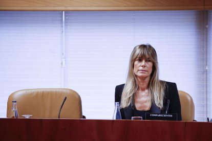 Begoña Gómez, esposa del presidente del gobierno Pedro Sánchez, comparece en la primera sesión de la comisión de investigación impulsada por el PP para dilucidar si tuvo "tratos de favor" por la Universidad Complutense para la creación de su cátedra, este miércoles en la Asamblea de Madrid. Gómez se ha acogido este miércoles a su derecho a no declarar en la citada comisión. EFE/Javier Lizón