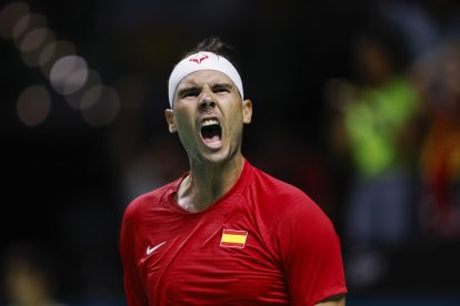 El tenista español Rafa Nadal ante el neerlandés Botic Van de Zandschulp durante el primer partido de los cuartos de final entre los equipos de España y Países Bajos, en el Palacio de los Deportes José María Martín Carpena de Málaga (Andalucía). EFE/ Jorge Zapata