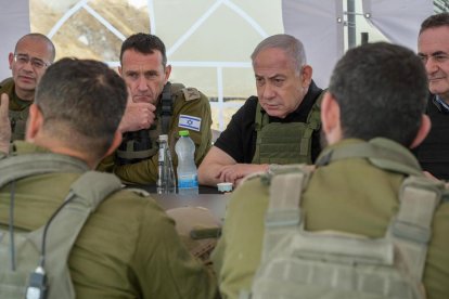 El Primer Ministro de Israel, Benjamin Netanyahu (c), visita este martes, el Corredor Netzarim, en Gaza. EFE/ Oficina Del Primer Ministro De Israel SOLO USO EDITORIAL SOLO DISPONIBLE PARA ILUSTRAR LA NOTICIA QUE ACOMPAÑA (CRÉDITO OBLIGATORIO)