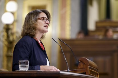 La vicepresidenta tercera del Gobierno, Teresa Ribera, durante su comparecencia este miércoles en el Congreso y el Senado para ofrecer sus explicaciones sobre su gestión de la dana mientras sigue en el aire su nombramiento como vicepresidenta de la Comisión Europea por el veto del PP. EFE/ Mariscal