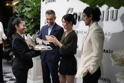 Los actores Anna Castillo y Quim Gutiérrez (i) presentan 'Celebremos más', el anuncio navideño de la firma de cava Codorníu, este miércoles en Madrid. Junto a ellos, el consejero delegado del grupo Raventós Codorníu, Sergio Fuster. EFE/ Borja Sanchez-Trillo