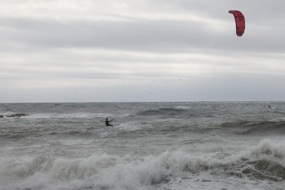 Imagen de archivo de un joven haciendo kitesurf en el mar. EFE/Toni Albir