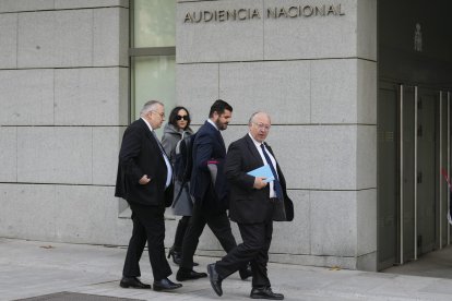 Los abogados de la acusación a su llegada a la Audiencia Nacional en Madrid donde este jueves decalara el empresario Víctor de Aldama declara a petición propia ante el juez por el caso Koldo, que le investiga como presunto líder de la trama de adjudicación de contratos para la compra de mascarillas en plena pandemia. EFE/ Borja Sanchez-Trillo