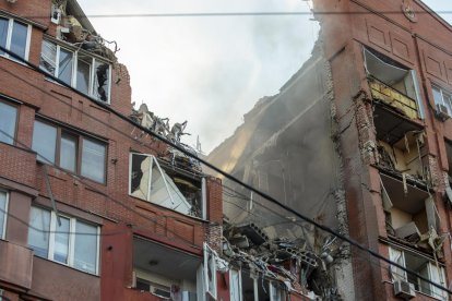 El lugar de un ataque con cohetes a un edificio residencial en la ciudad de Dnipró, Ucrania, el 26 de junio de 2024. EFE/EPA/ARSEN DZODZAIEV