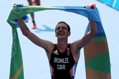 El atleta británico Alistair Brownlee celebra la medalla de oro conseguida en la triatlón de los Juegos Olímpicos Río 2016, en una foto de archivo. EFE/LEONARDO MUÑOZ