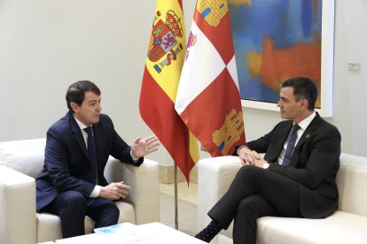 Los presidentes del Gobierno, Pedro Sánchez, y la Junta de Castilla y León, Alfonso Fernández Mañueco, se reúnen en La Moncloa.