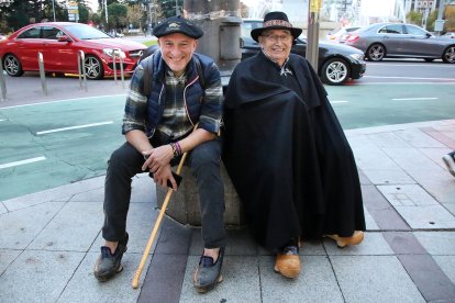 La capital leonesa acoge una madreñada por el centro de la ciudad.