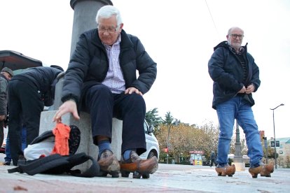 La capital leonesa acoge una madreñada por el centro de la ciudad.