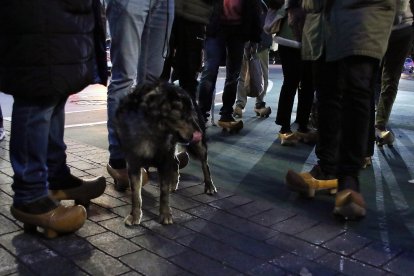 La capital leonesa acoge una madreñada por el centro de la ciudad.