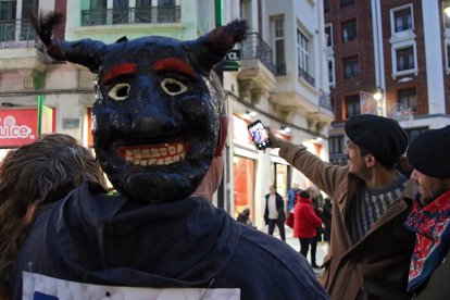 La capital leonesa acoge una madreñada por el centro de la ciudad.