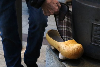 La capital leonesa acoge una madreñada por el centro de la ciudad.