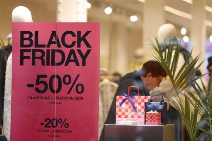 Imagen de archivo de una mujer observa un articulo este viernes en un comercio durante el ‘Black Friday’. EFE/Luis Tejido