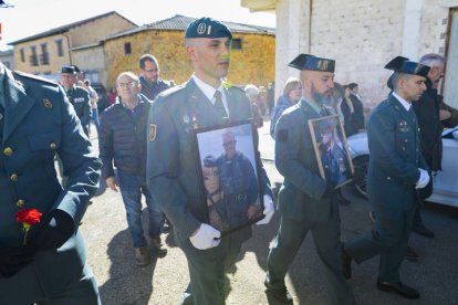 Un momento durante el funeral por el guardia civil leonés asesinado en Barbate, David Pérez.