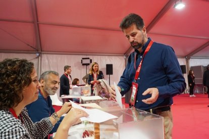 El secretario regional socialista Luis Tudanca realiza la votación en el 41 Congreso Federal del PSOE