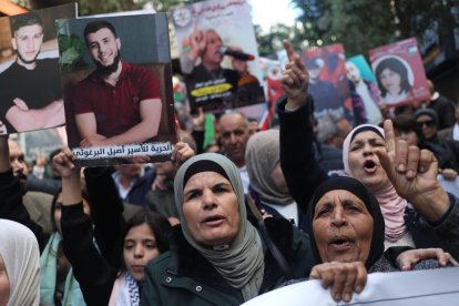 Cientos de personas participan en una protesta en la ciudad de Ramala, en la Cisjordania ocupada, por la muerte de dos palestinos en prisiones israelíes. EFE/Alejandro Ernesto