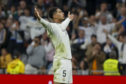El centrocampista inglés del Real Madrid Jude Bellingham celebra el primer gol de su equipo en el partido de LaLiga entre el Real Madrid y el Getafe, este domingo en el estadio Santiago Bernabéu. EFE/Ballesteros