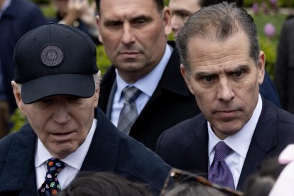 Fotografía de archivo del presidente de Estados Unidos, Joe Biden (izq.) y su hijo Hunter Biden (der.) asisten a la Marcha de los Huevos de Pascua de 2024 en el Jardín Sur de la Casa Blanca en Washington, DC, EE. UU., el 1 de abril de 2024.EFE/EPA/Michael Reynolds / POOL