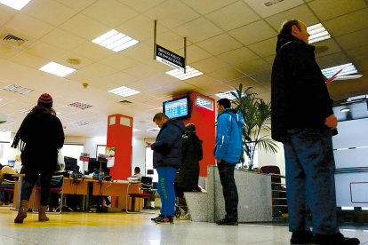 Demandantes de empleo, en una oficina de León.