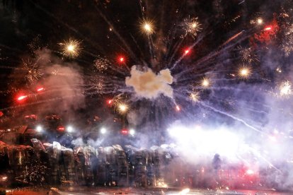 Simpatizantes de la oposición georgiana lanzan fuegos artificiales contra la policía durante una protesta frente al edificio del Parlamento en Tiflis (Georgia) el 3 de diciembre de 2024. EFE/EPA/DAVID MDZINARISHVILI