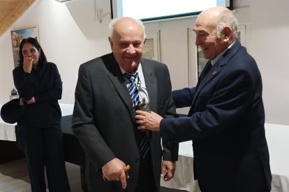 Darío Zapico recibió un candil de manos de Manuel Lamelas Viloria.