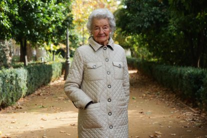 Conchita de Fuentes, una madrileña de 91 años que tiene más de 130 mil seguidores en Instagram, donde anima a los más mayores a levantarse del sofá y vivir y que, además, acaba de escribir el libro Ganas de tener ganas, posa en una foto para EFE en Granada, donde reside actualmente. EFE/ María Alonso