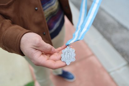 Medalla de la Cofradía de las Hijas de María que organizó, en origen, esta procesión.