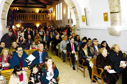 La iglesia de Lario se queó pequeña.