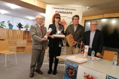 La presidenta de Alcles León, Nonia Alejandre, con el corazón de Fundaspe y miembros de la fundación.