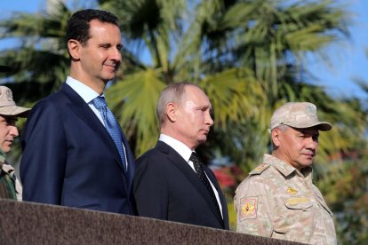 El presidente ruso, Vladímir Putin (c), su homólogo sirio, Bachar al Asad (i), y el exministro de Defensa ruso, Sergei Shoigu (d), en la base aérea de Hmeimym (Siria), hoy 11 de diciembre de 2017. EFE/ Michael Klimentyev / Sputnik / Kremlin CRÉDITO OBLIGATORIO[CRÉDITO OBLIGATORIO]