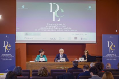 El director de la RAE y presidente de la Asociación de Academias de la Lengua Española (ASALE), Santiago Muñoz Machado, y la responsable del Instituto de Lexicografía, Elena Zamora (d), presentan la actualización 23.8 del Diccionario de la lengua española, este martes, en Madrid. EFE/ Blanca Millez