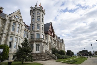 Los grandes temas que preocupan a los españoles, como la vivienda, la sanidad, la inmigración o la financiación autonómica, serán el eje de la XXVII Conferencia de Presidentes, que reunirá al Gobierno central y a los autonómicos el 13 de diciembre en la antigua residencia real que fue el Palacio de la Magdalena, en Santander. EFE/ Pedro Puente Hoyos