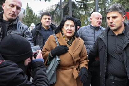 La presidenta de Georgia, Salome Zurabishvili (C), y seguidores de la oposición asisten a una protesta frente al edificio del Parlamento durante las elecciones presidenciales en Tiflis, Georgia, 14 de diciembre de 2024. Por primera vez en Georgia, el presidente está siendo elegido por un colegio electoral en el edificio del parlamento.
EFE/EPA/DAVID MDZINARISHVILI