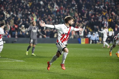 El centrocampista del Rayo Vallecano, Unai López, celebra el primer gol del equipo rayista durante el encuentro correspondiente a la jornada 17 de Laliga EA Sports que disputaron, Rayo Vallecano y Real Madrid en el estadio de Vallecas, en Madrid. EFE / Juanjo Martín.